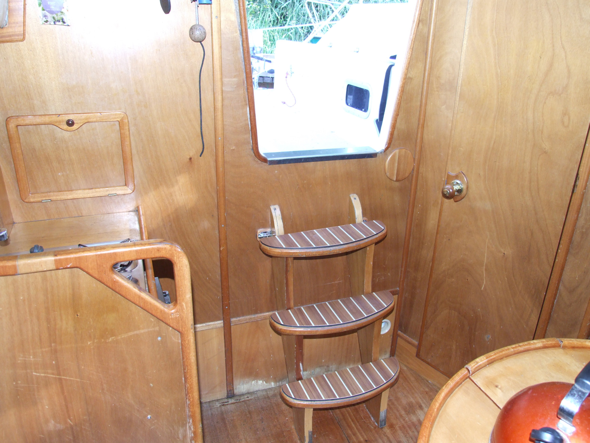  Vstupní část s kuchyňkou a vstupem do zadní kajuty   